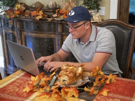 5 Great Thanksgiving Office Party Ideas (Perfect for Remote work)