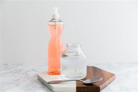 How to Remove Tomato Sauce Stains From Clothing