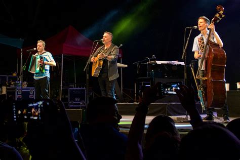 Barenaked Ladies serve up a flashback to fans