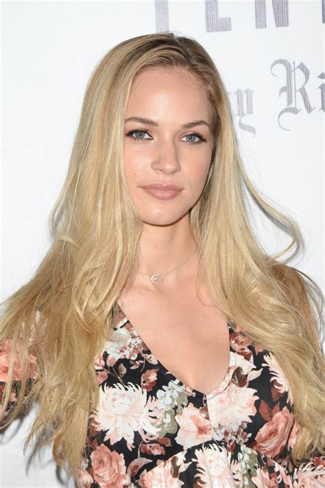 Alexis Knapp Latest Photos - CelebMafia
