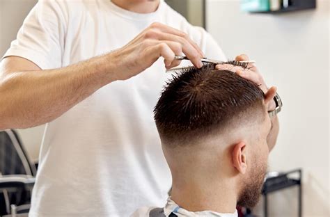 how to texture men's hair with scissors