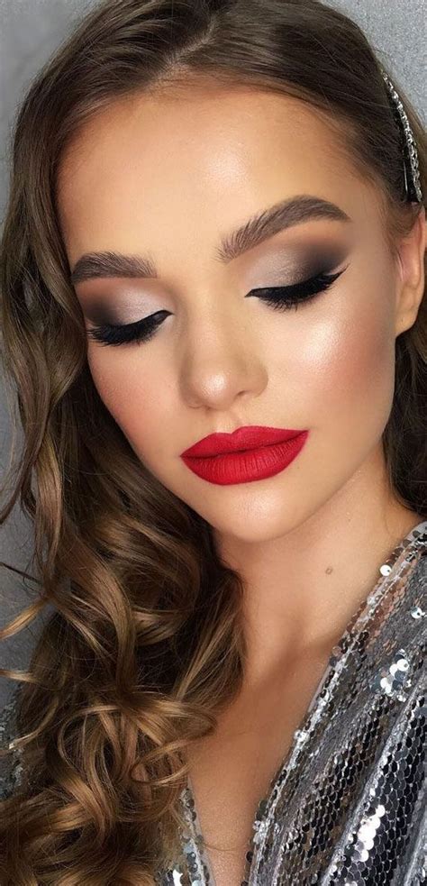 Stunning makeup looks 2021 : Smokey Eyes & Red Lips | Maquiagem de ...