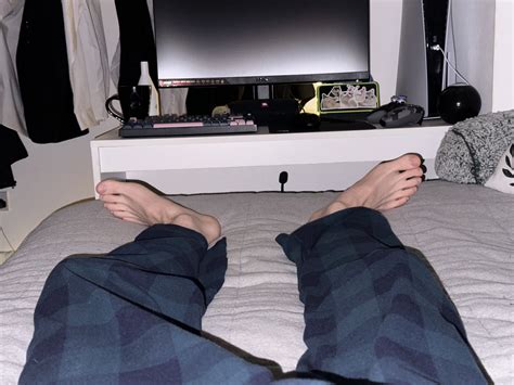 your masters big feet by mattsfeet on DeviantArt