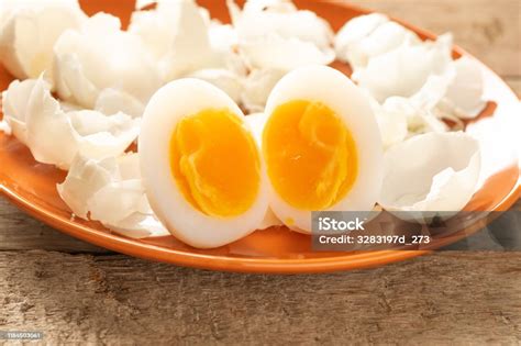 telur rebus   kulit telur  piring keramik coklat  atas