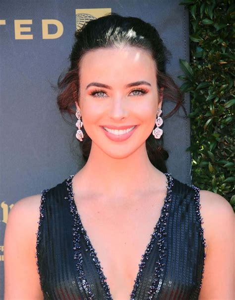 Long wavy hairstyles create a stunning red carpet look for stars 2