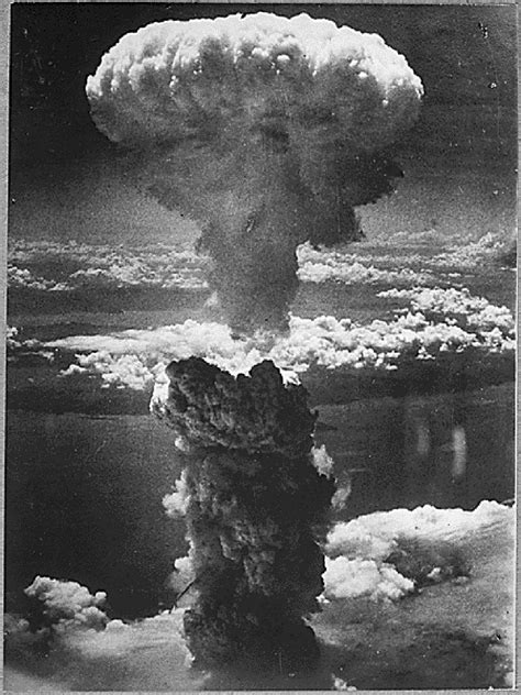 World War II Pictures In Details: "Fat Man" Atomic Bomb Explodes Over ...