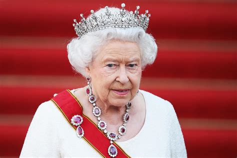 Queen Elizabeth Pays Touching Tribute to Healthcare Workers as She Self ...