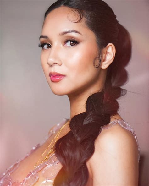 Roxanne Barcelo - Sana ito nalang po grad pic ko.👩🏻‍🎓...