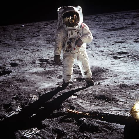 Quem Foi A Primeira Pessoa A Pisar Na Lua - Neil Armstrong: primeiro homem a pisar na lua morre, mas seu legado ...