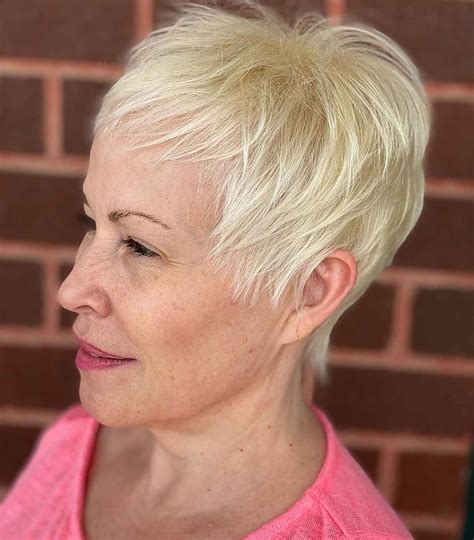 30 Voluminous Hairstyles for Women In Their 60s with Very Thin Hair