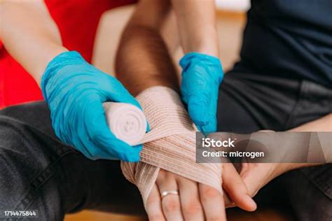 arm cut  aid  treating arm cuts effectively  informative