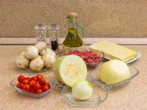 Пирог из слоеного теста с фаршем и овощами