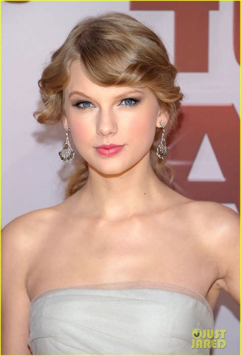 Taylor Swift - CMA Awards 2011 Red Carpet: Photo 2598619 | Taylor Swift ...