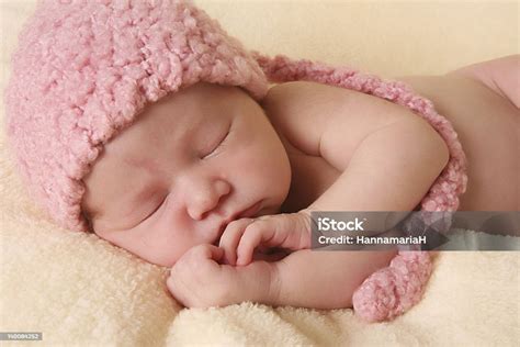 A Photograph Of A Newborn Baby Stock Photo - Download Image Now - 0-11 ...