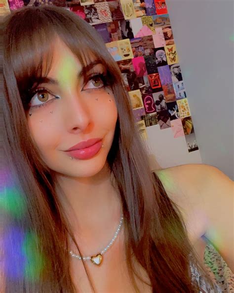 Chloe Night | Turned 29 today. Hello from a gender neutral washroom ♒️