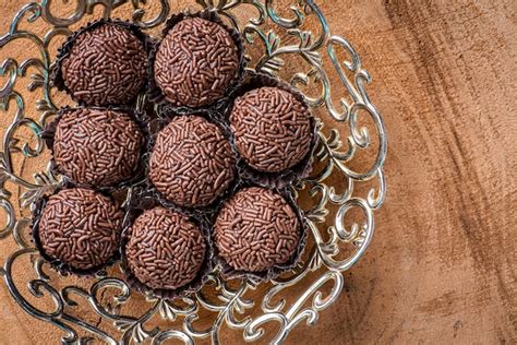 Doce Distração - Brigadeiro. doce típico brasileiro. alguns brigadeiros juntos em uma ...