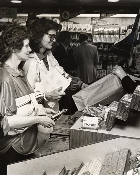 Celebrities at the Airport - Photos of 1970s Celebs
