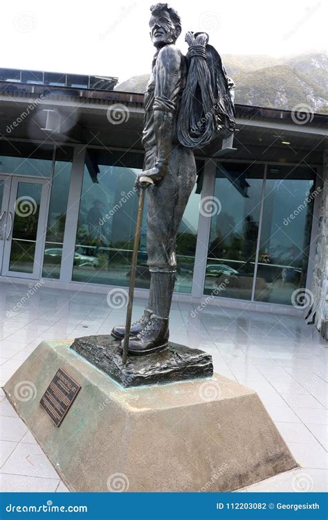 Sir Edmund Hillary Statue, Mount Cook, New Zealand Editorial Photography - Image of 2003, edmund ...