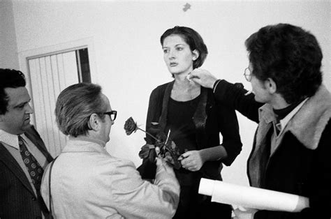 Ritmo 0: el performance de Abramović que desnudó la salvajez humana