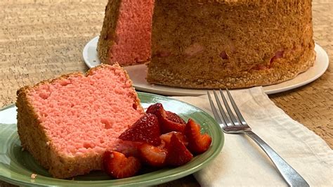 This Strawberry Squirt Cake Recipe is a Game Changer (So Simple!) - 04er80w