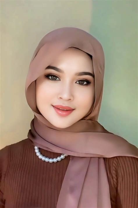 Pin oleh Dralle Stone di Kopftücher | Gaya hijab, Wanita cantik, Jilbab ...