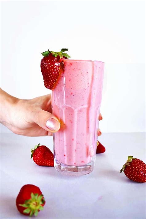 Healthy Strawberry Smoothie With Greek Yogurt (Sugar-Free) - Real Greek ...