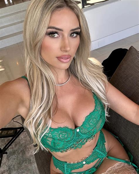 Trophy Selfie : r/TrophyWives