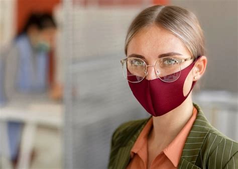 Free Photo | Portrait of woman wearing face mask at work