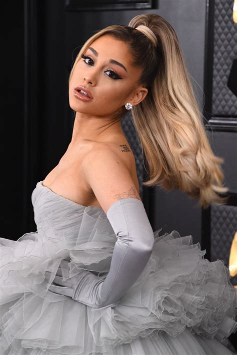 Ariana Grande habla de la terapia, la meditación y de ser una loca de