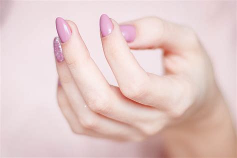 Sposoby na rozdwajające się paznokcie - KobietaMagpl - KobietaMag.pl