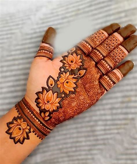 Feathered Beauty: Intricate Peacock Mehendi Patterns - TailoringinHindi