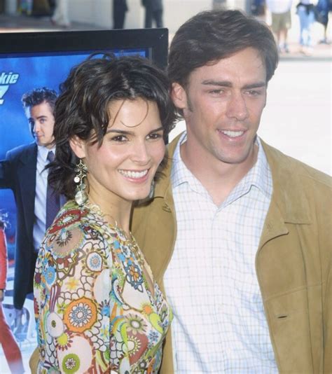 Angie Harmon's gypsy look | Ruffled medium-length hairstyle