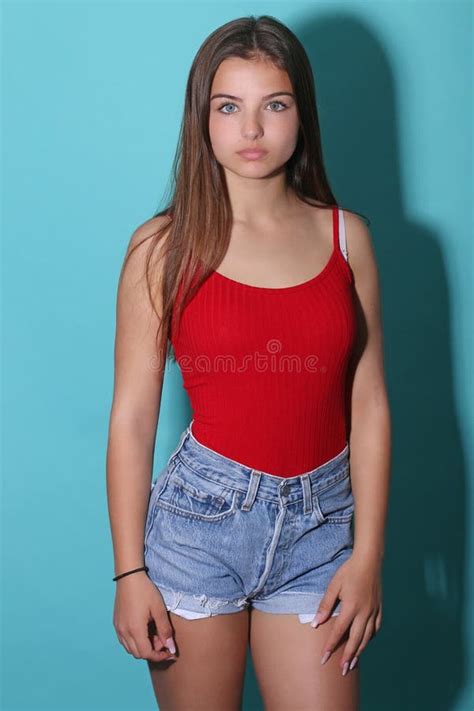 Belle Adolescente Avec La Longue Pose De Cheveux Image stock - Image du ...