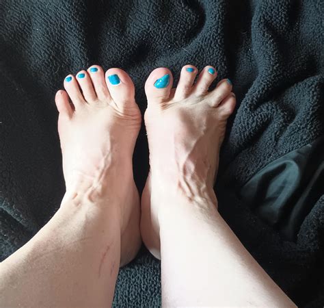Spread 'Em! Flexed Toes and Veins : r/veiny_feet