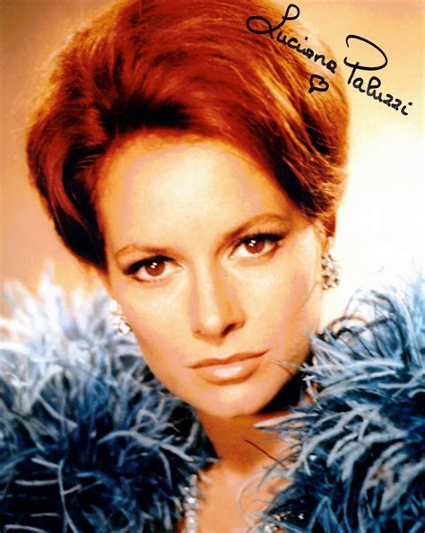 LUCIANA PALUZZI - Fiona Volpe in James Bond - Thunderball - hand signe