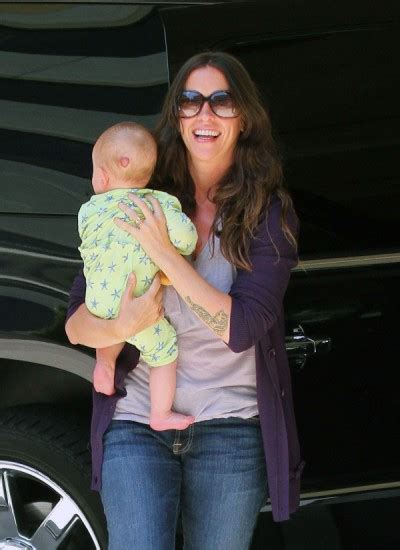 Alanis Morissette Joins Breastfeeding Conversation | Celeb Baby Laundry