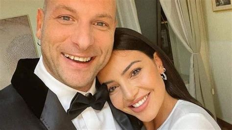 Chi è la fidanzata di Clementino? Roberta Longo, la donna che gli ha