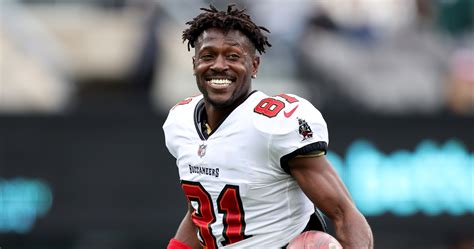 Antonio Brown Strips Uniform, Leaves Field Waving to Fans While Bucs