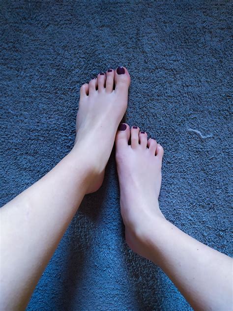 Who wants to lick my feet? 👅👣 | Scrolller