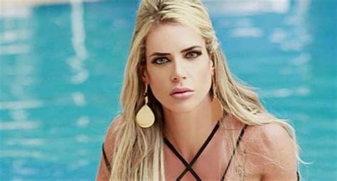 Denise Rocha X Video - De biquíni fio-dental, Denise Rocha ostenta corpo saradíssimo à beira ...