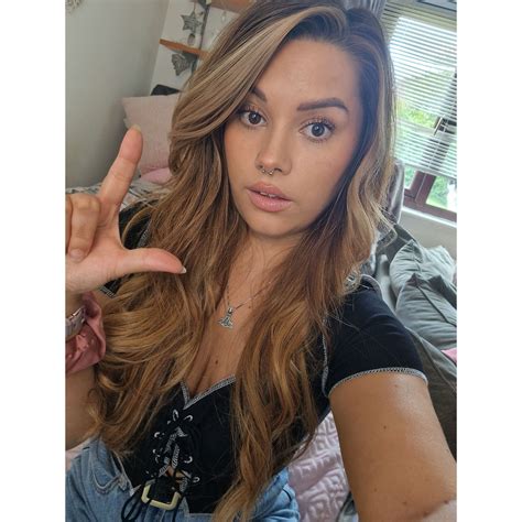 The face of a girl looking back at all the Gooning Losers.😌🩷 : r/Faces