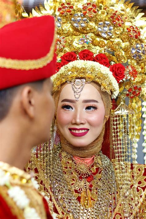 pesona pengantin wanita  adat minang auranya makin terpancar