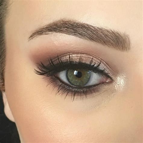 Light Makeup For Green Eyes