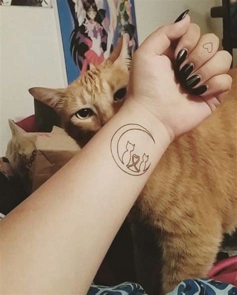 32 Awesome Cat Wrist Tattoos Designs