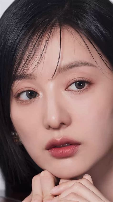 Pin by Marie Andinie on KIM JI WON | Kim makeup, Medium length hair ...