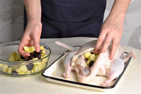 Запеченная утка с яблоками, черносливом и картофелем - Кулинария и ...