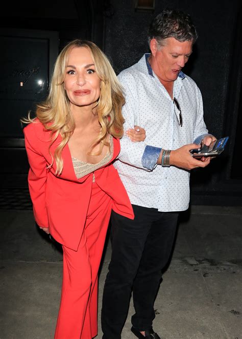 Taylor Armstrong puts on oddly animated show for paparazzi