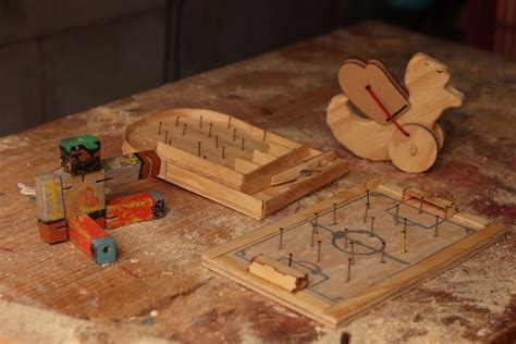 Quais Os Materiais Usados Pelos Artesãos Para Fabricar Os Brinquedos - Educador resgata criação artesanal de brinquedos