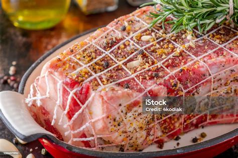 Daging Mentah Dalam String Daging Dengan Bumbu Foto Stok - Unduh Gambar ...