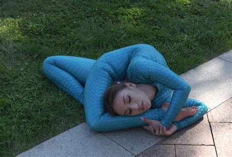 Zlata.de柔术-BAREFOOT CONTORTION（Kristina）-体育视频-搜狐视频